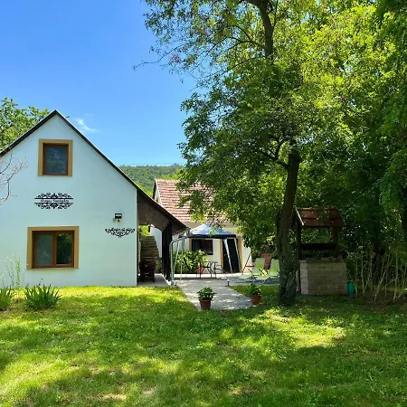 Arnyas Vendeghaz بيت للعطل *